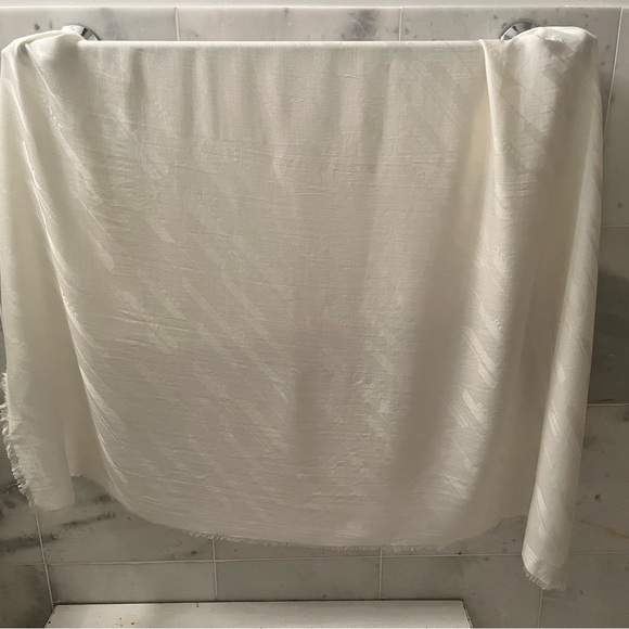 NWT: SQUARE SCARF IN MODAL AND WOOL WITH SIGNATURE JACQUARD - Picture 4 of 10